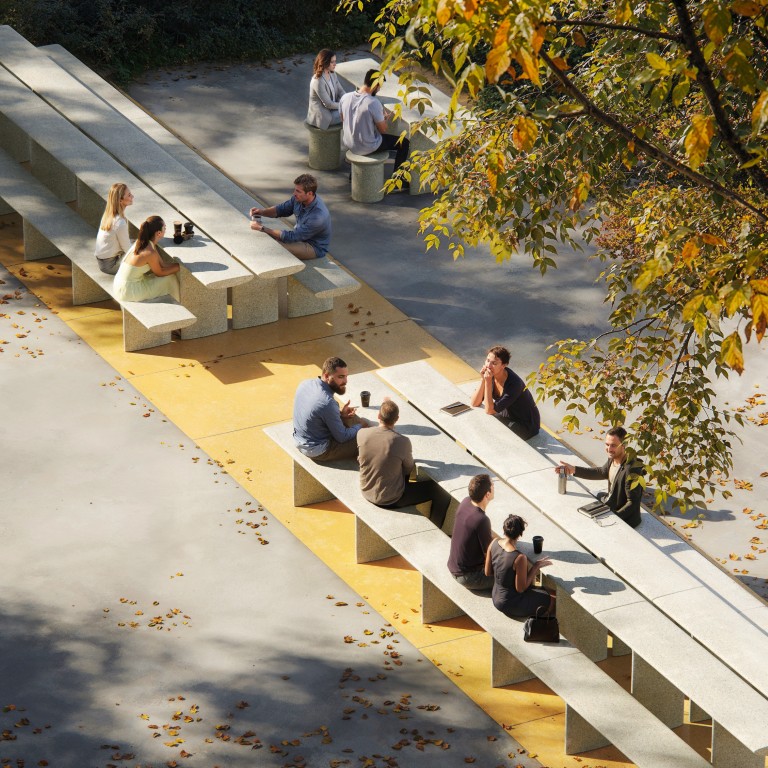 This is what ESCOFET has been dedicated to for more than a century, shaping cities with urban elements that combine strength, function, and imagination. Their recent collaboration with Foster + Partners produced Gather and Tiers, two collections that prove concrete can be light, adaptable, and even welcoming.