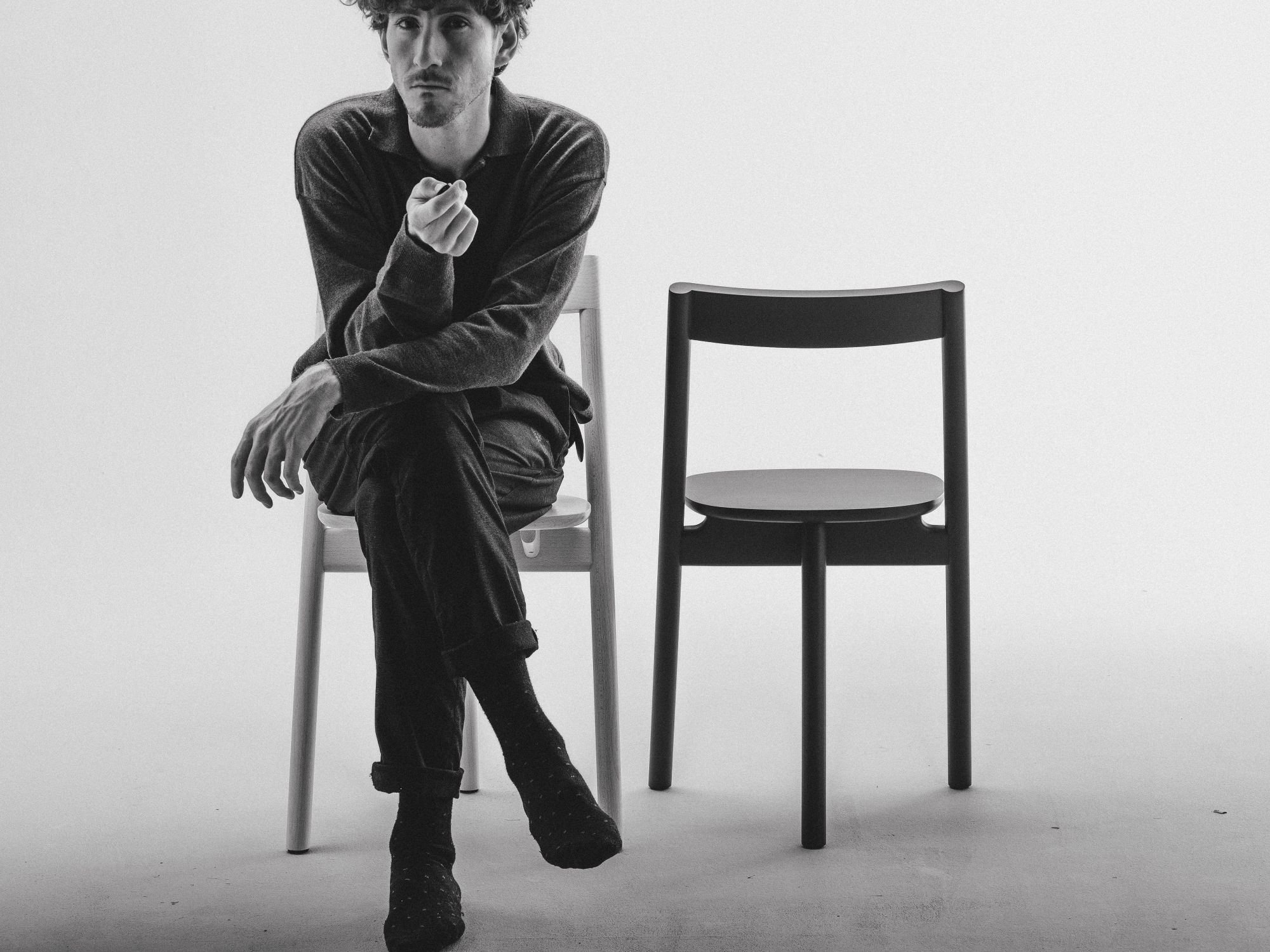 Mezza Chair: Three-legged dining chair by Ignacio Merino