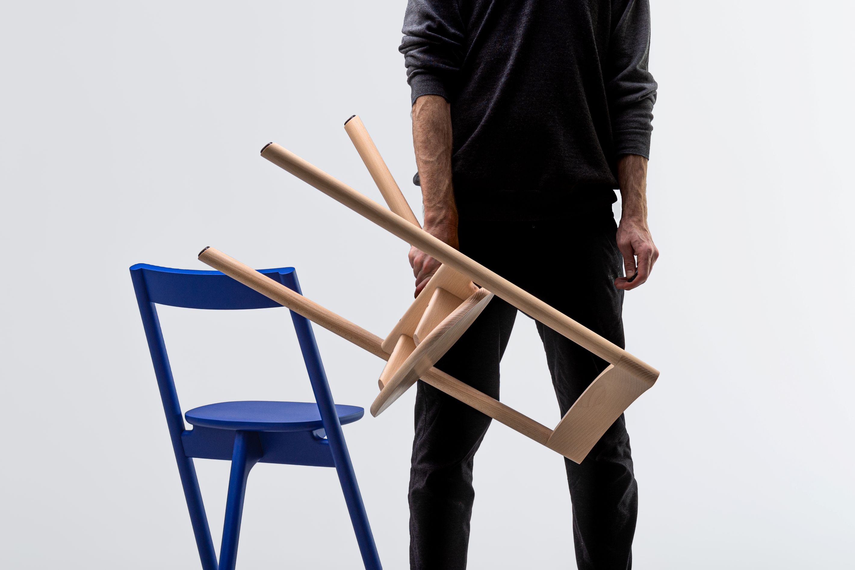 Mezza Chair: Three-legged dining chair by Ignacio Merino