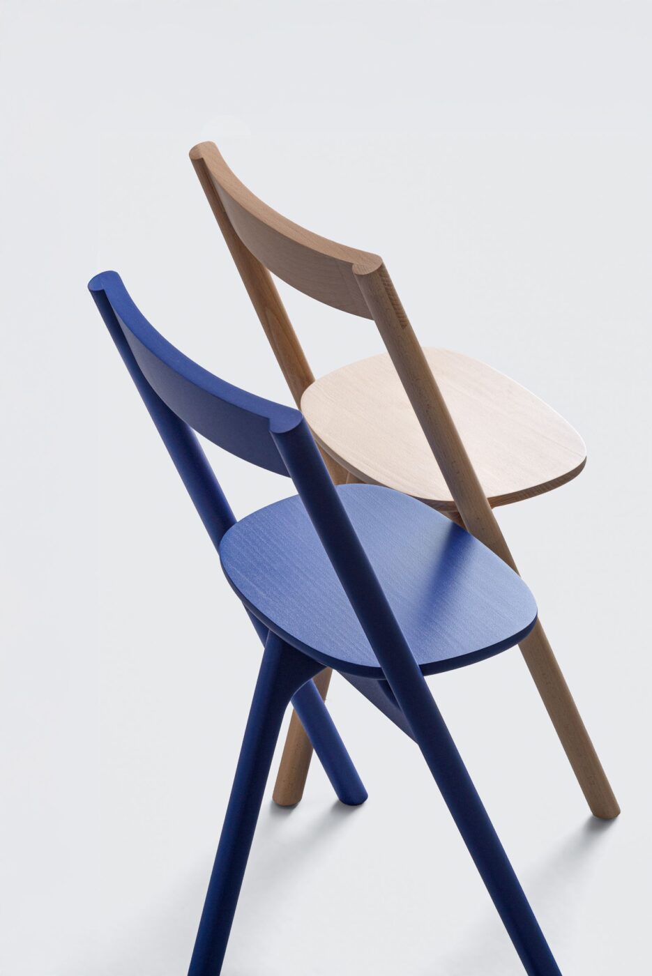 Mezza Chair: Three-legged dining chair by Ignacio Merino