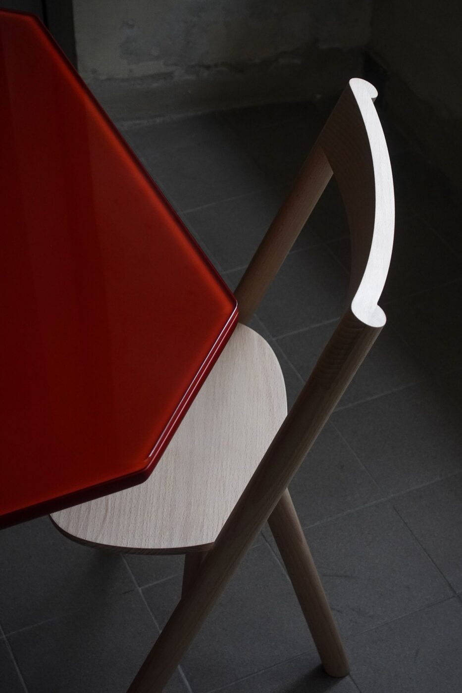 Mezza Chair: Three-legged dining chair by Ignacio Merino